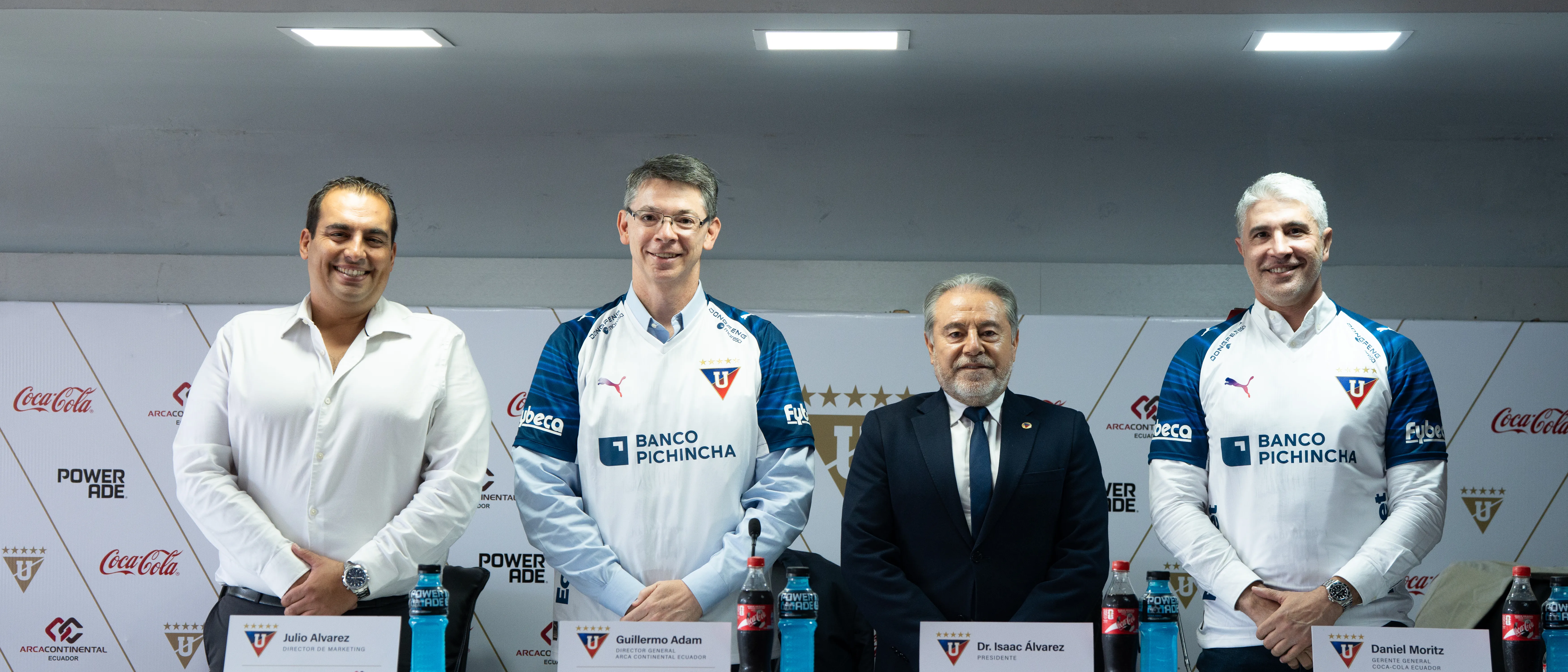 De izquierda a derecha: Julio Álvarez, Gerente de Marketing de Liga Deportiva Universitaria; Guillermo Adam, Director General Arca Continental Ecuador; Dr. Isaac Álvarez Granda, Presidente de Liga Deportiva Universitaria y Daniel Moritz, Gerente General Coca-Cola Ecuador.