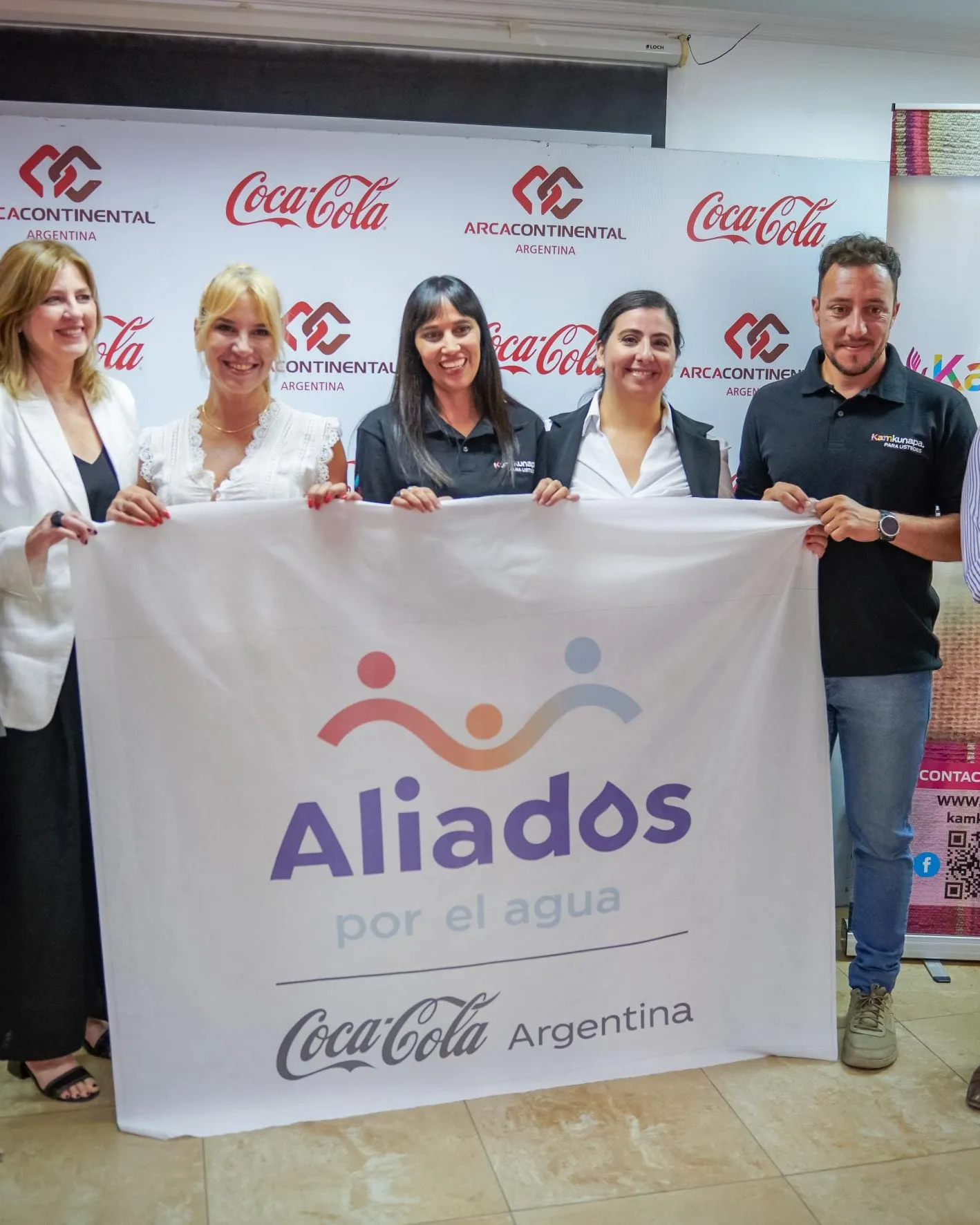 grupo_de_personas_aliados_por_el_agua