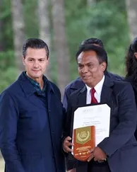 ing._juli_n_bautista_recibe_premio_al_m_rito_forestal_2014_de_manos_del_..._207x243.jpg